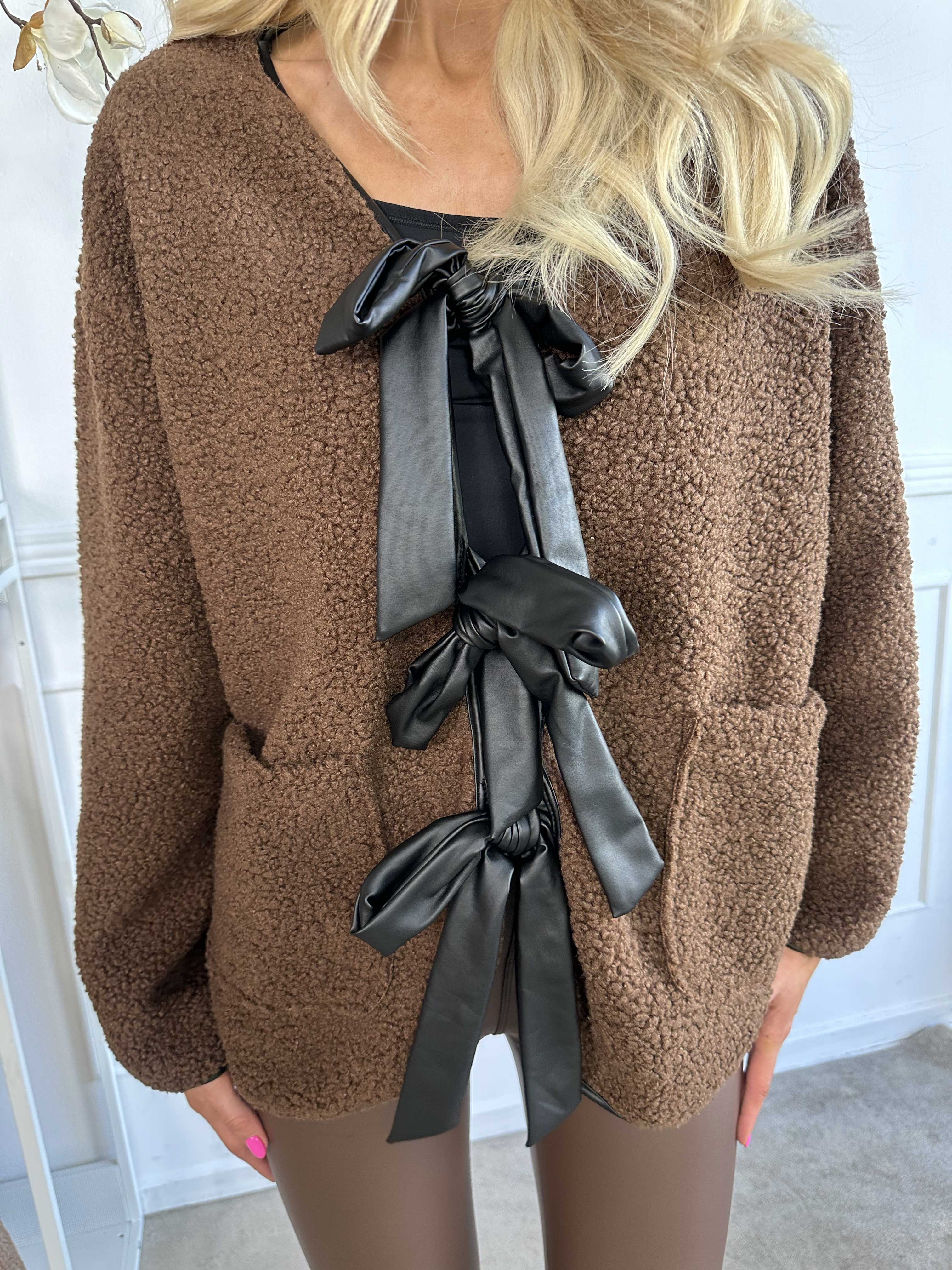 Danya - Söt fleecekofta med rosetter i läderlook